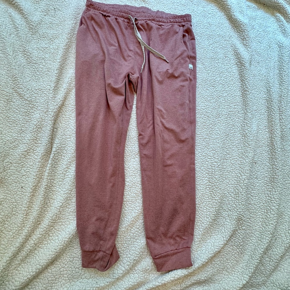 Vuori performance joggers in Burnt Clay Heather